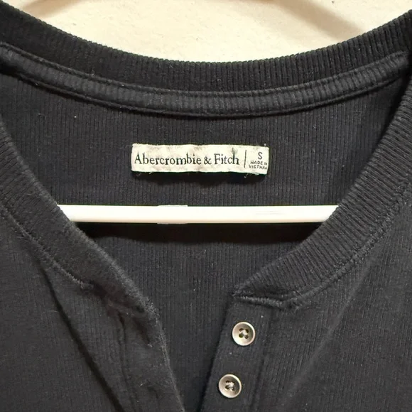 Abercrombie & Fitch Black Buttoned Tee - Picture 4 of 5